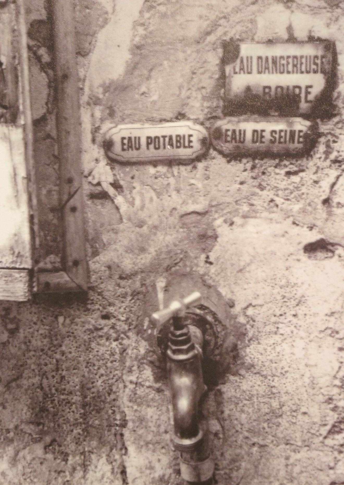 Csapfeliratok. Az egyiken állítólag iható víz folyik a víztisztító rendszerből •  Fotó: Csermák Zoltán