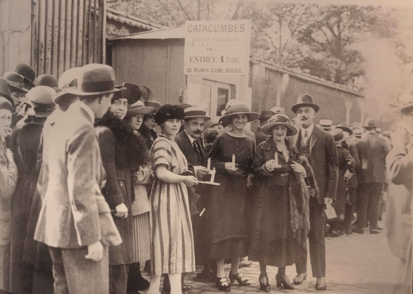 Katakombalátogatók 1921-ben. Mindig nagy varázsa volt a földalatti Párizsnak •  Fotó: Tristan Pinpaneau gyűjteménye