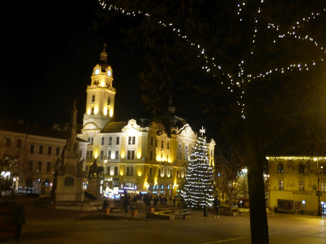 A szépen kialakított Széchenyi tér ünnepi fényben •  Fotó: Csermák Judit