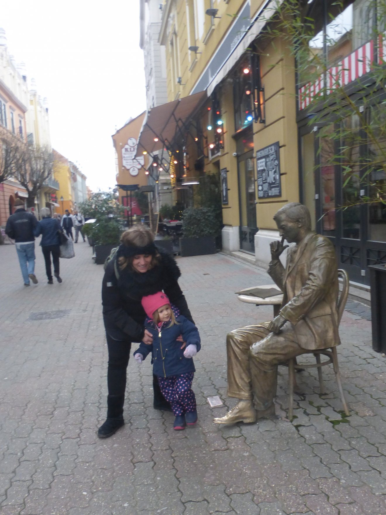 Weöres Sándor költő szobra a Király utcában •  Fotó: Csermák Judit