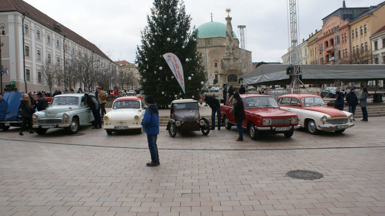 Turistavonzó látványosság, a régi autók seregszemléje •  Fotó: Csermák Judit