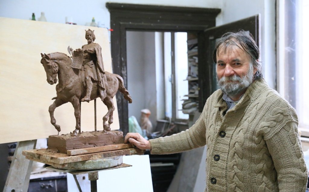 Deák Árpád szobrászművész a szobor makettjével / Archív felvétel •  Fotó: Varadinum Kulturális Alapítvány