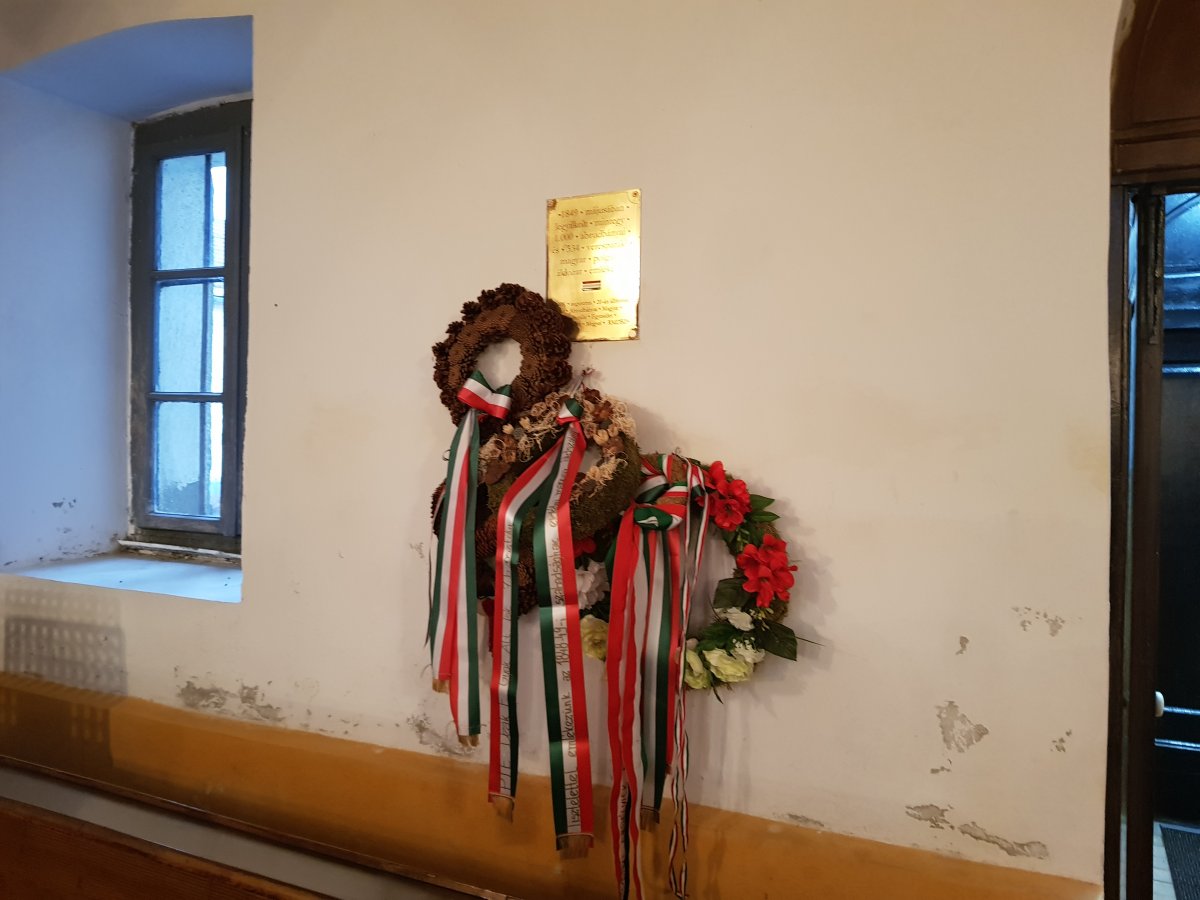 Tábla örökíti meg a legyilkolt magyarok emlékét a református templomban &bullet;  Fotó: Makkay József