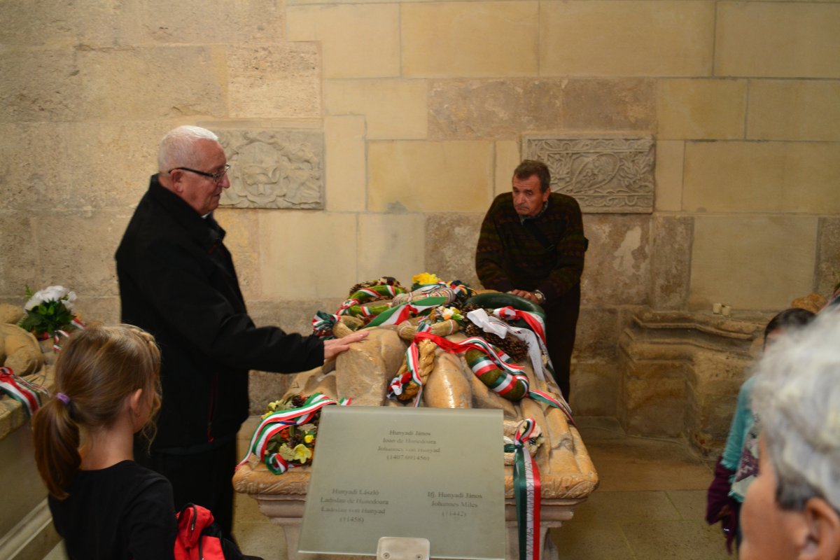 Hunyadi János nyughelye a székesegyházban: a sírt magyar nemzeti színű szalagok borítják &bullet;  Fotó: Makkay József