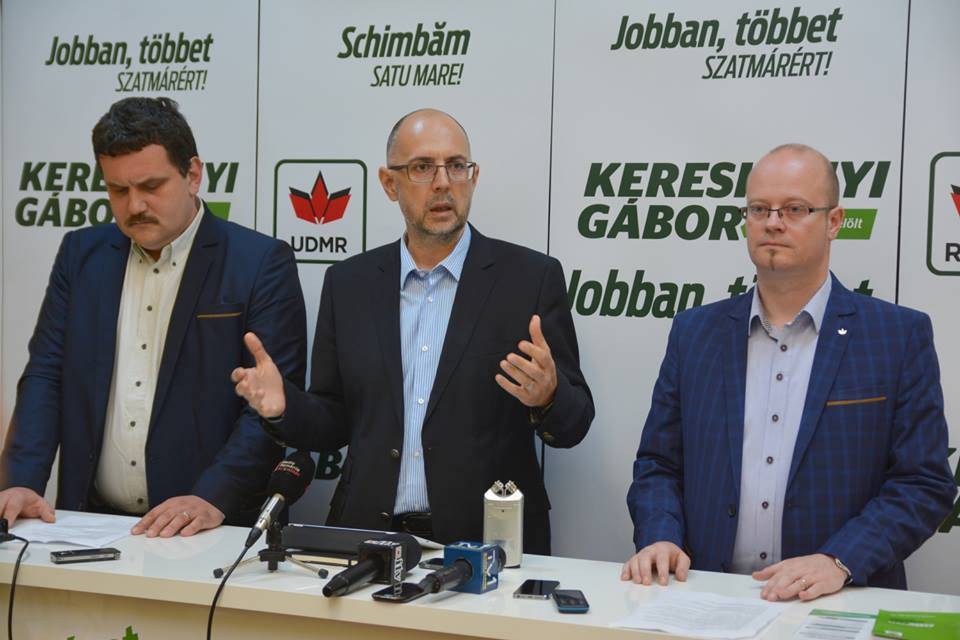 Kelemen Hunor (középen) és Kereskényi Gábor (jobbra) a 2016-os helyhatósági választások kampányában: a magyar polgármesterjelölt akkor a nyelvi jogok kiharcolását ígérte a szatmárnémetieknek &bullet;  Fotó: Archív