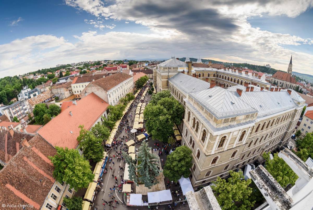 Kolozsvár nyári turistaszezonban: az elmaradó berhuházások miatt a városban egyre nehezebb közlekedni és parkolót találni &bullet;  Fotó: Nicu Cherciu
