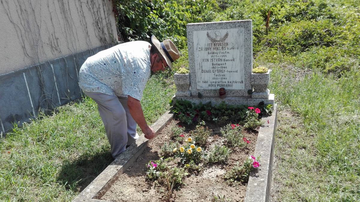 Az Arad megyei település mindenese a temetőben fekvő honvédsírokra is gondot fordít &bullet;  Fotó: Szucher Ervin