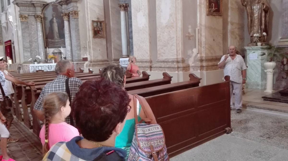Feri bácsi néha a templomba betérő turisták előtt is megcsillogtatja lexikális tudását &bullet;  Fotó: Szucher Ervin