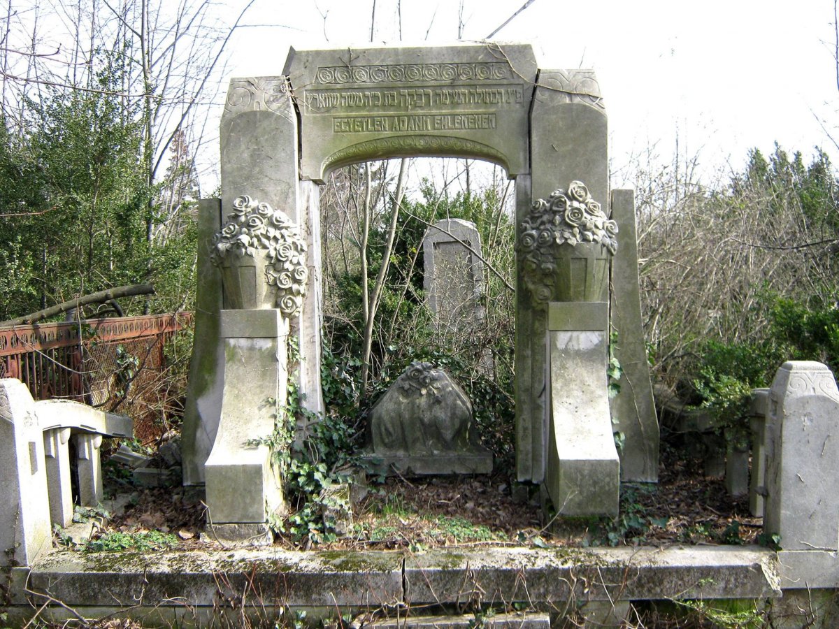 A neológ zsidó temető egyedien szép, monumentális síremlékei alatt a város kiemelkedően fontos személyiségei alusszák örök álmukat &bullet;  Fotó: Farkas László