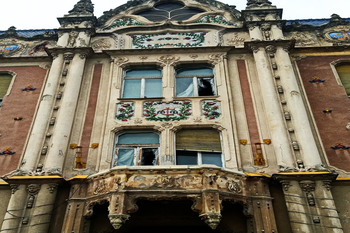 Szecessziós oromzat Zsolnay-porcelánbetétekkel, két oldalán a szatmárnémeti címerrel &bullet;  Fotó: Sütő Éva