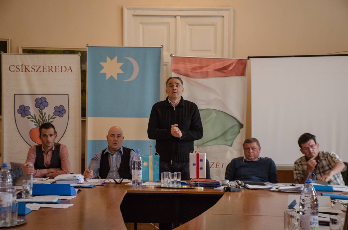 Ráduly Róbert polgármester (középen) kompromisszumos megoldásnak tartja a kialakult helyzetet •  Fotó: Gecse Noémi