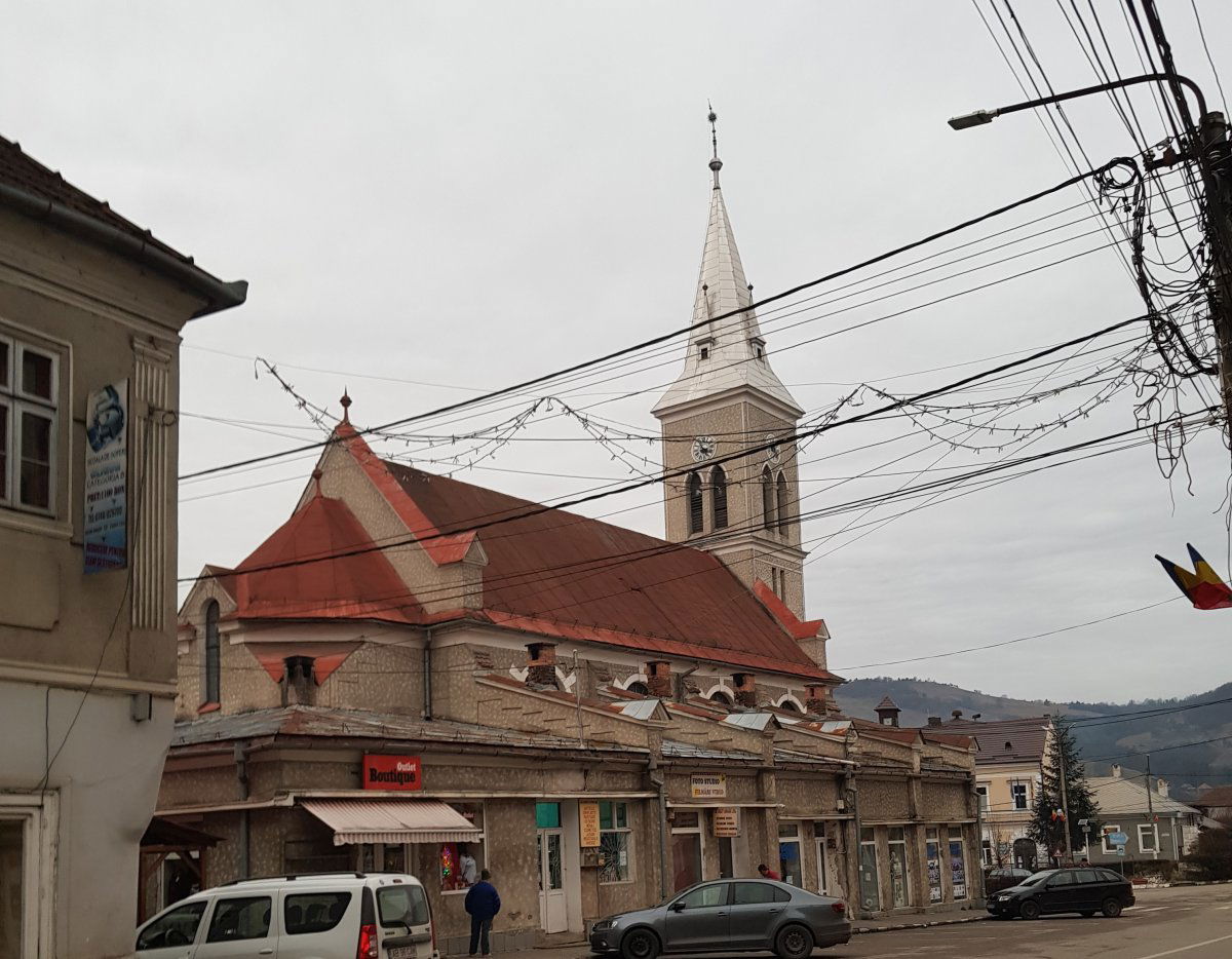 A város főterét a református templom és az egyházi tulajdonban levő környező épületek uralják &bullet;  Fotó: Makkay József