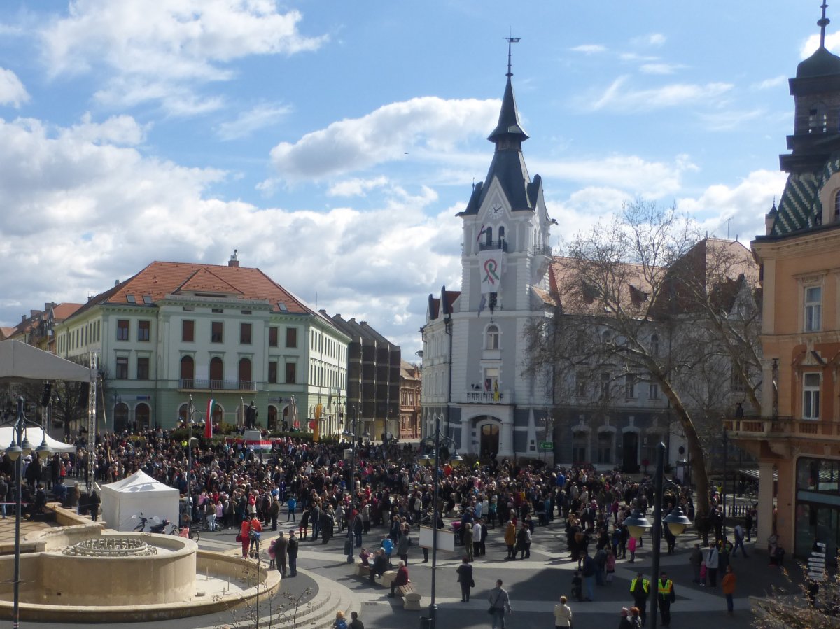 Március 15-i ünnepség a városháza 115 éves tornyos épülete előtt &bullet;  Fotó: Csermák Judit