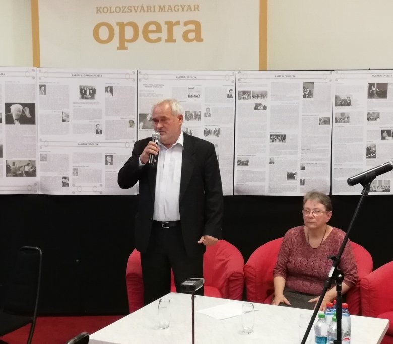 Szép Gyula, a Kolozsvári Magyar Opera igazgatója méltatja Laskay Adrienne új kötetét •  Fotó: Nánó Csaba