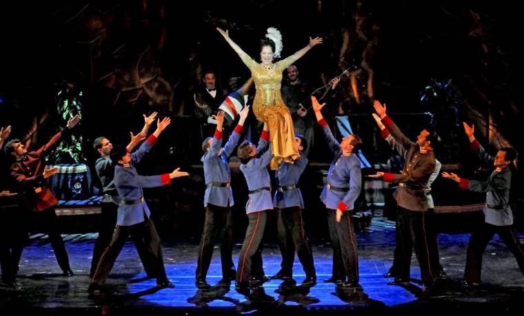 A százéves uralkodónő