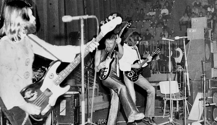 Három tucat szekus egy rockzenekar nyomában