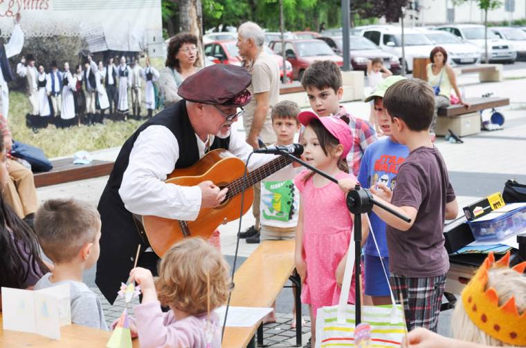 Meghallani a muzsika mögötti csendet
