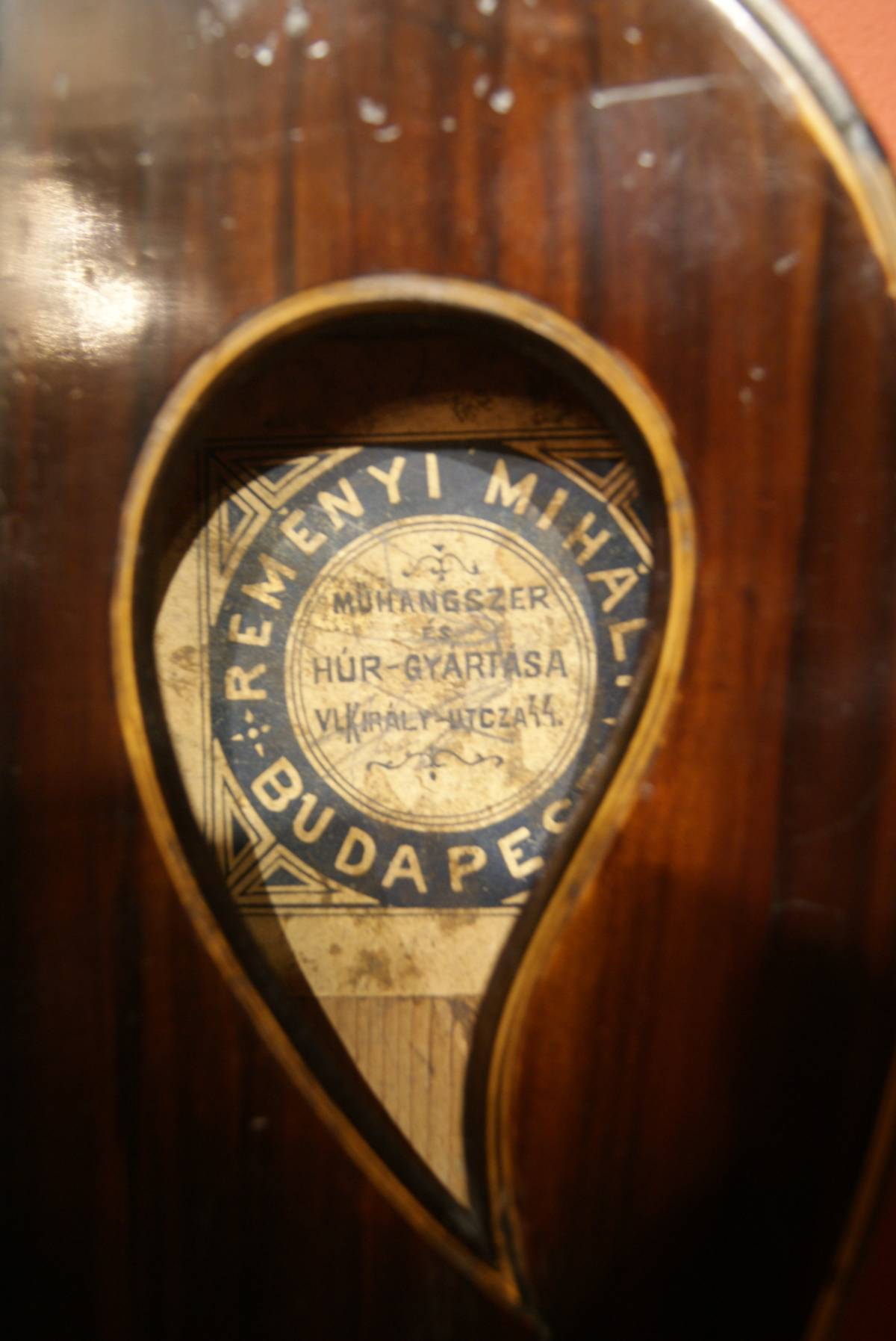 Egy Reményi-hangszer mesterjele 