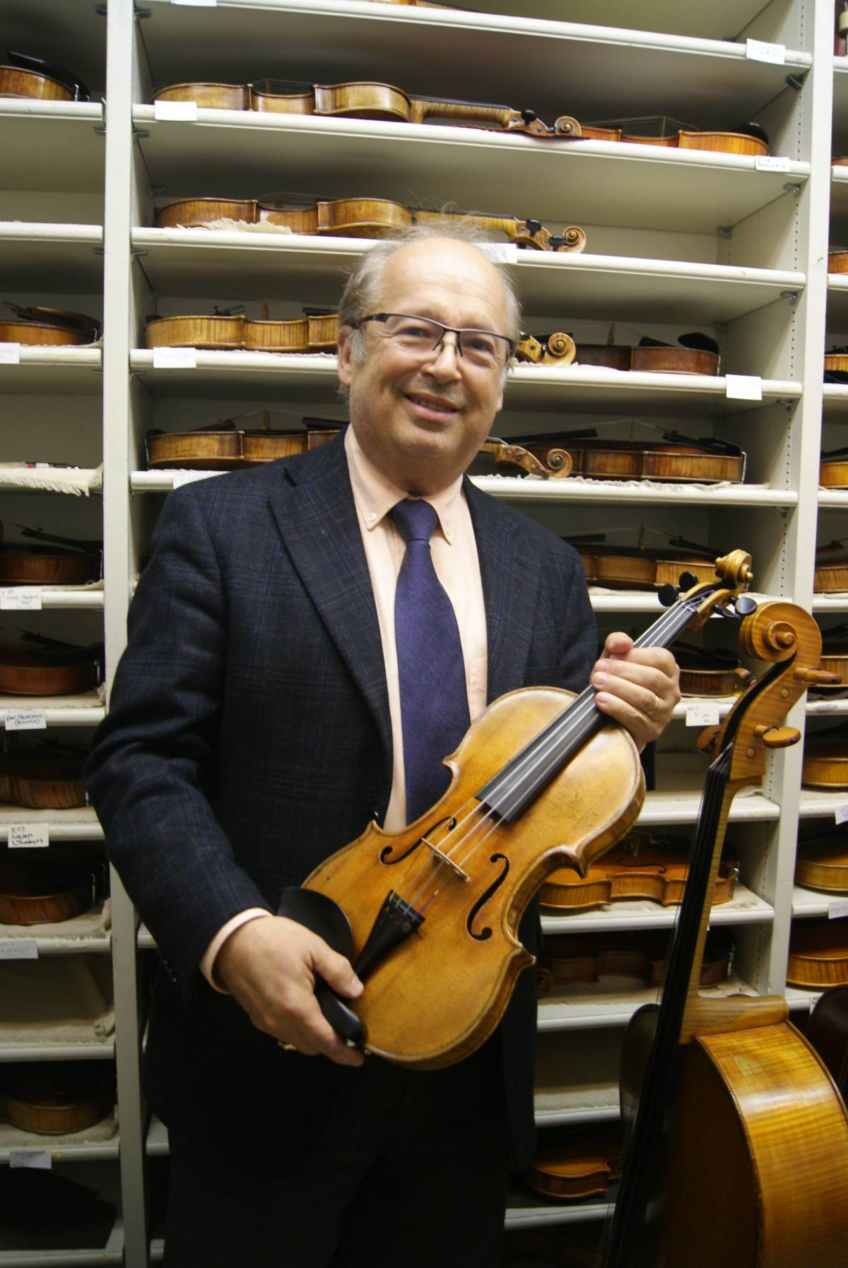 Reményi Mihály egy Nemessányi hegedűvel &bullet;  Fotó: Csermák Zoltán