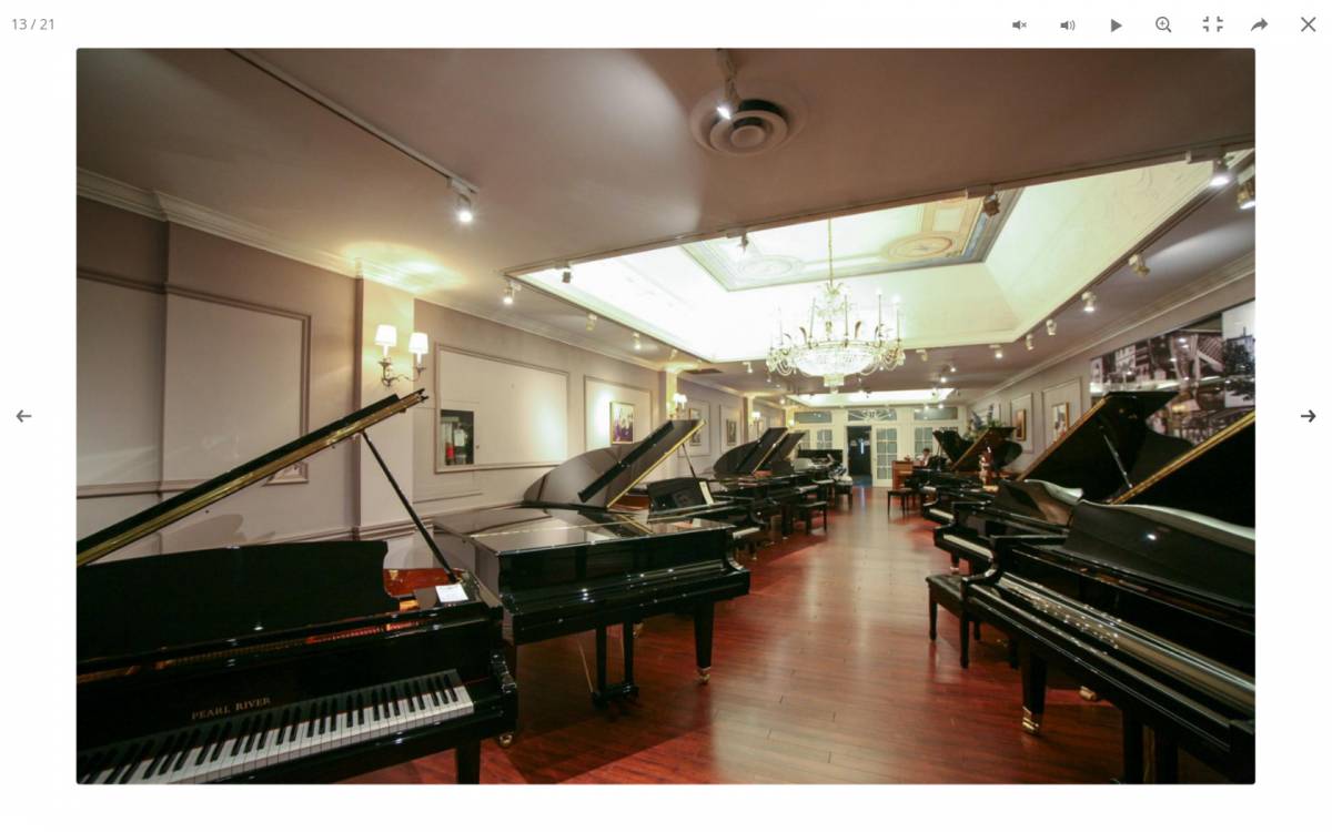 Zongoraterem: az üzletben márkás hangszerek sorakoznak &bullet;  Fotó: Reményi Mihály magánarchívuma