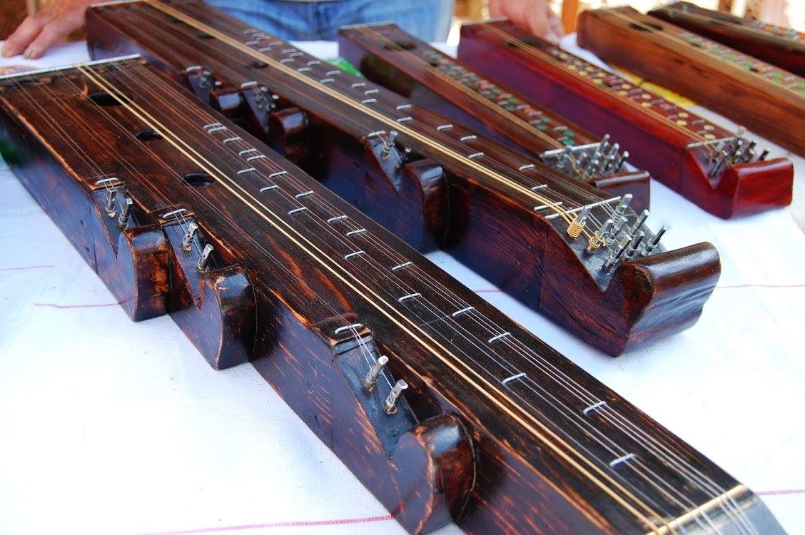 Megrendelésre készült citerák •  Fotó: Sütő Éva