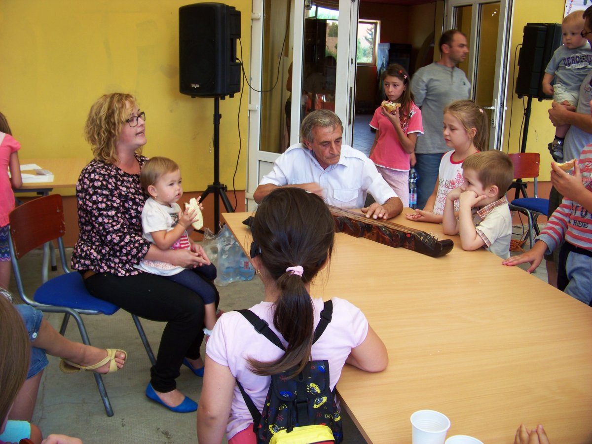 Barta Renáta asszonyvásári óvónőt nem egyszer hallhatták énekelni a mester kíséretében •  Fotó: Sütő Éva