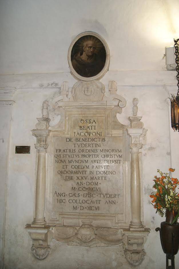 Jacopane de Todi síremléke a San Fortunate templomban &bullet;  Fotó: Csermák Zoltán