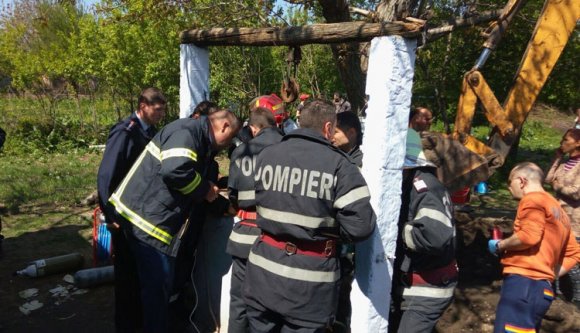 Kiássák a kútba esett gyermeket