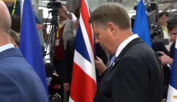 Hiszti van, mert félretolta a brit zászlót Iohannis