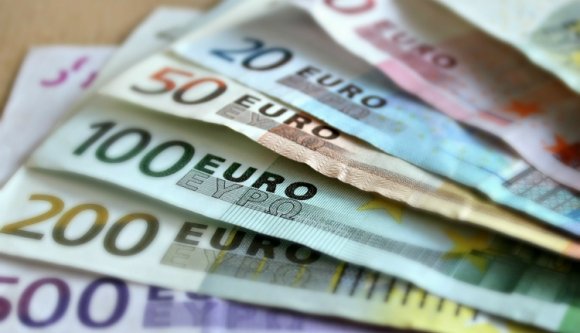 Közel 5 milliárd euróval lógunk az EU-nak és a Világbanknak