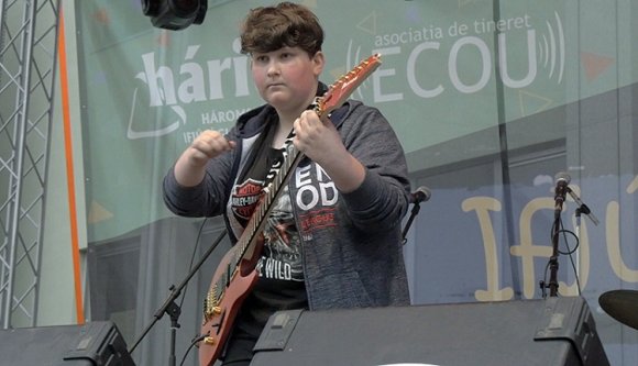 A csodagyerek, akinek a kezében lángol a gitár (VIDEÓ)