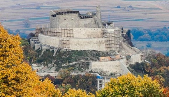 Lezuhant és meghalt egy férfi a dévai várban