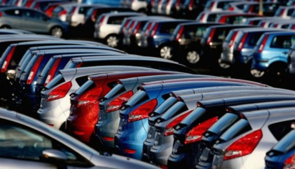 Egymillió eurót költ a pénzünkből a parlament gépkocsikra