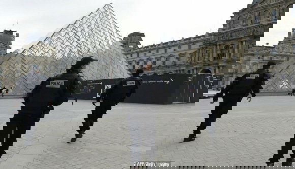 Kiürítették a Louvre előtti teret