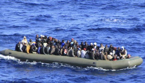 80 migráns belefulladt a Földközi-tengerbe