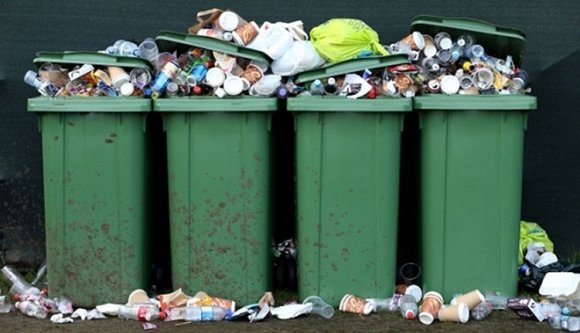 Hat éve szemeteskukákban áll 24 millió lej Arad megyében