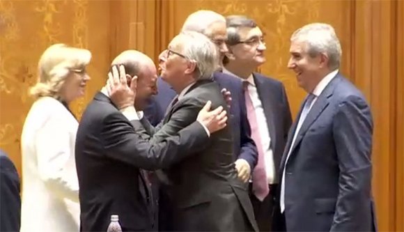 És Juncker Bukarestben is megcsinálta! Most Băsescu homloka volt a célpont (VIDEÓ)