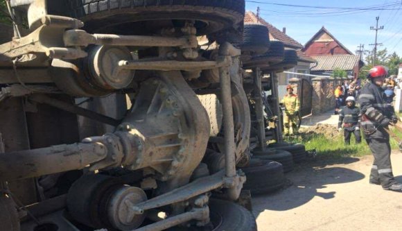 Felborult egy kaviccsal teli teherautó: két személy elhunyt