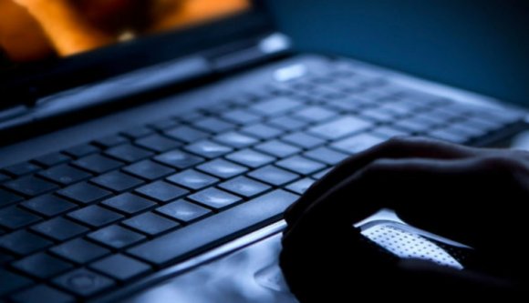 A világhálón „árulta” a feleségét egy brassói férfi