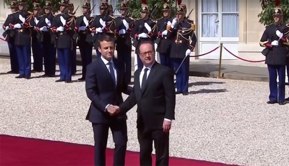 Marseillaise, ágyúsortűz, zászlófelvonás – Emmanuel Macron átvette az elnöki hatalmat