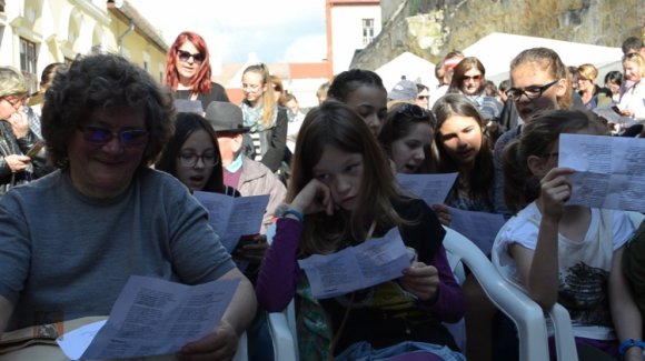 A közös versmondás rakendroll: Hangzó Csoda a várfal tövében (VIDEÓ)