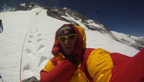 Oxigénpalack nélkül mászta meg az Everestet egy temesvári alpinista