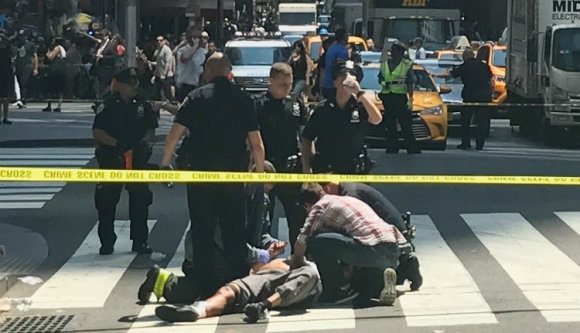 Járókelők közé hajtott egy autó a Times Square-en
