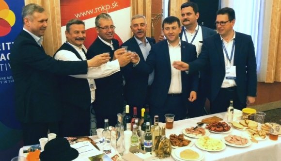 Székely pálinkával rúgták be a FUEN-kongresszust (VIDEÓ)