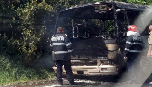 Kigyulladt egy 17 utast szállító autóbusz Bihar megyében