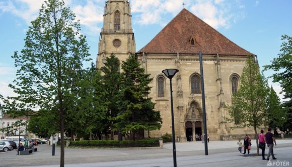 Megnyílt a tér a Szent Mihály-templom kapujánál