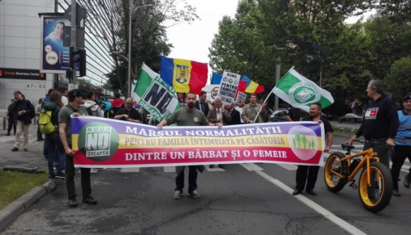 A melegjogok ellen és mellett is tüntettek Bukarestben