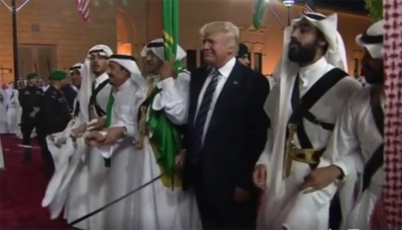 Trump kardos táncot járt Szaúd-Arábiában (VIDEÓ)