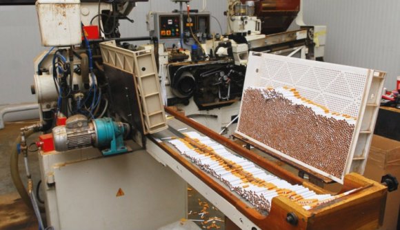 Egy társasház alagsorában rendeztek be illegális cigarettagyárat