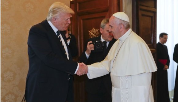 A vártnál szívélyesebbre sikeredett Trump és Ferenc pápa találkozója